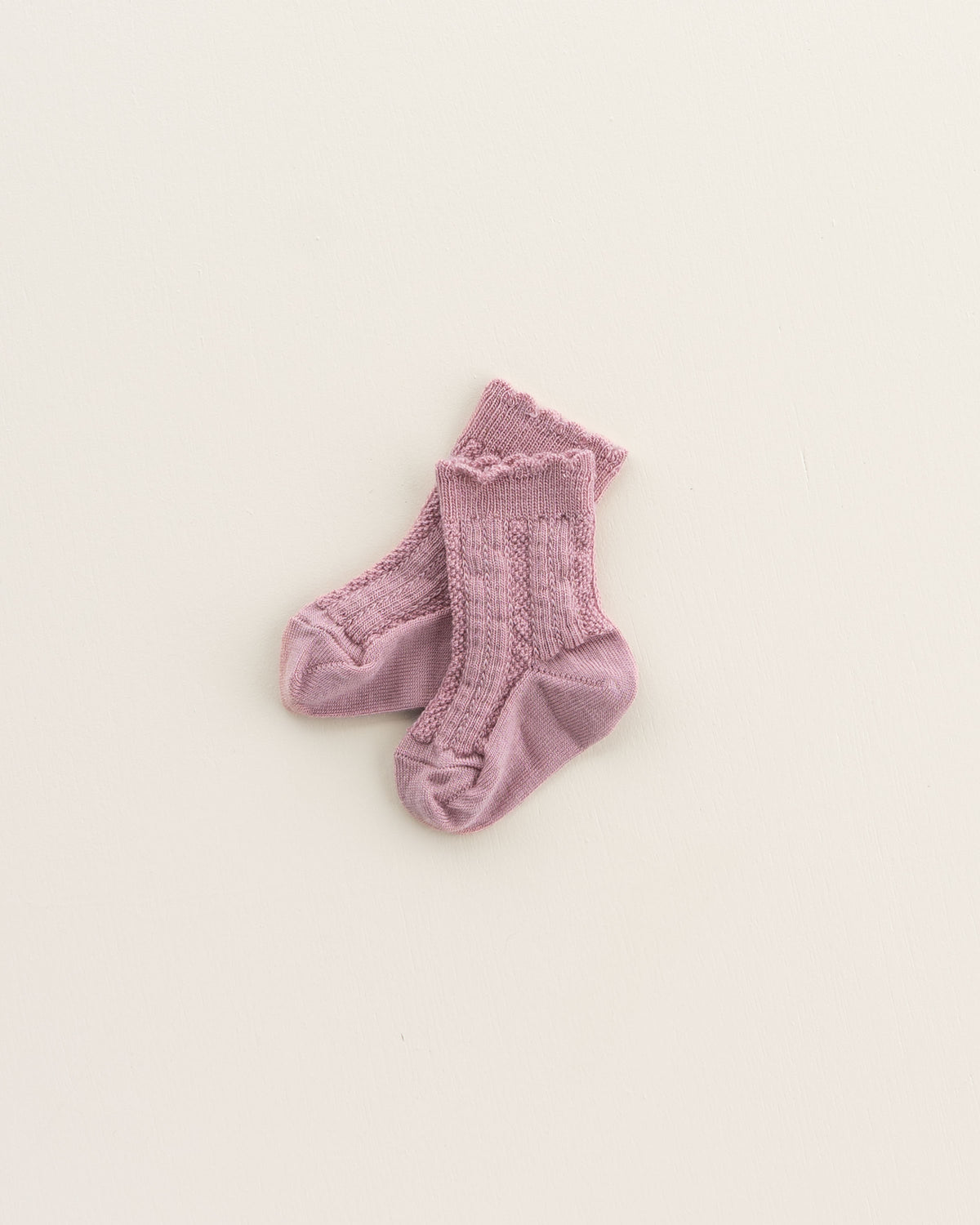 Ajour Babysocken aus Wolle - cameo rose