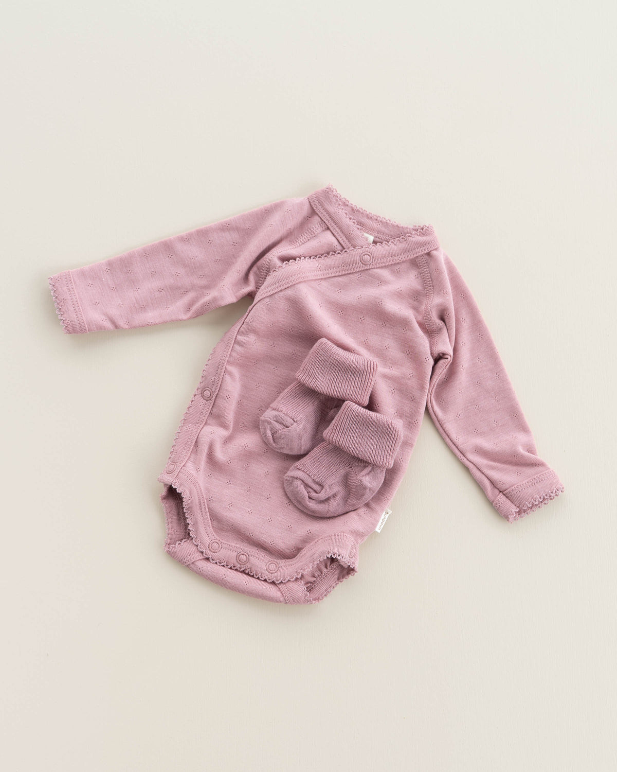Tiny rib baby socks made of wool - cameo rose