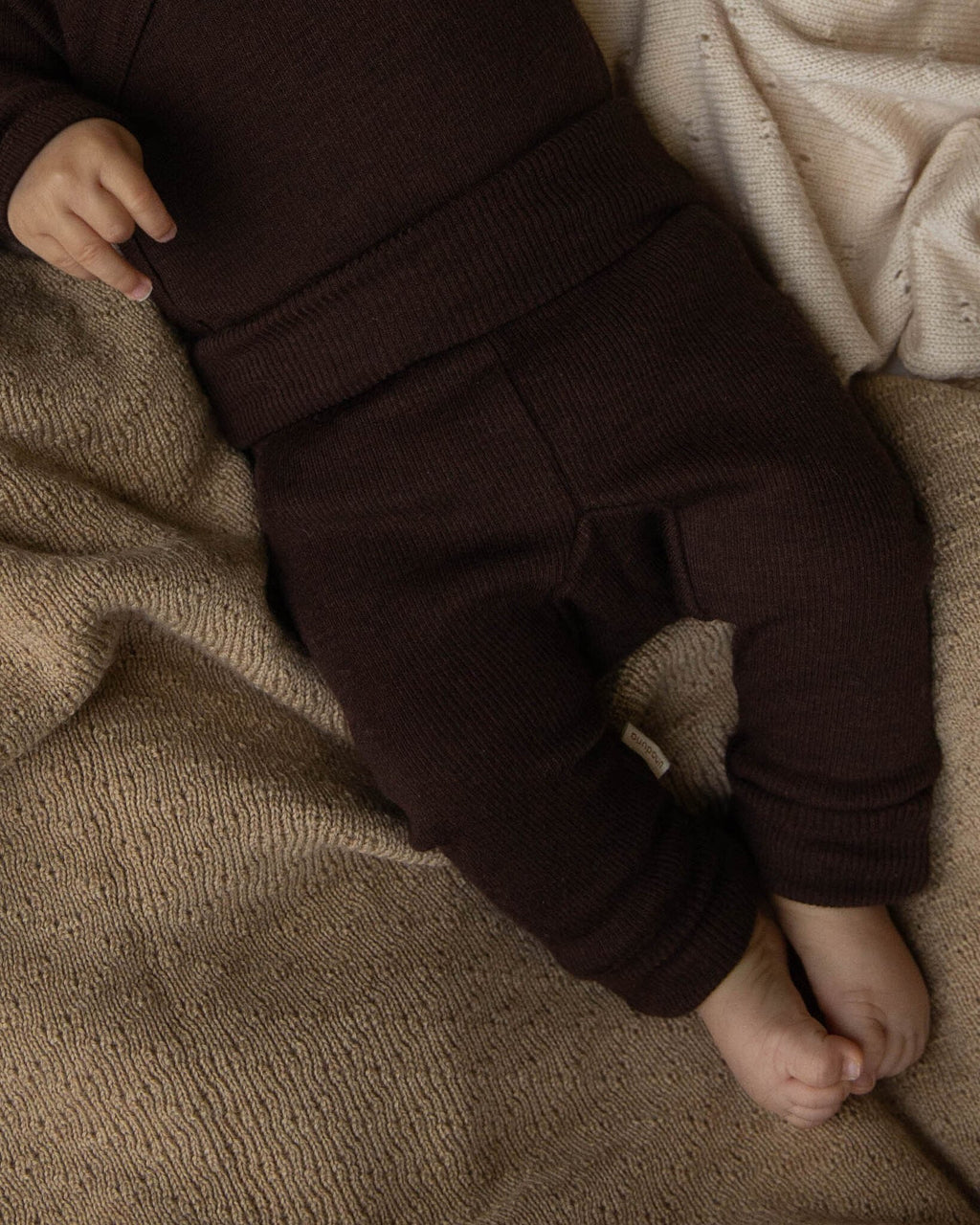 Unaduna baby broekje kladdkaka donker bruin wol ©UNADUNA_270524