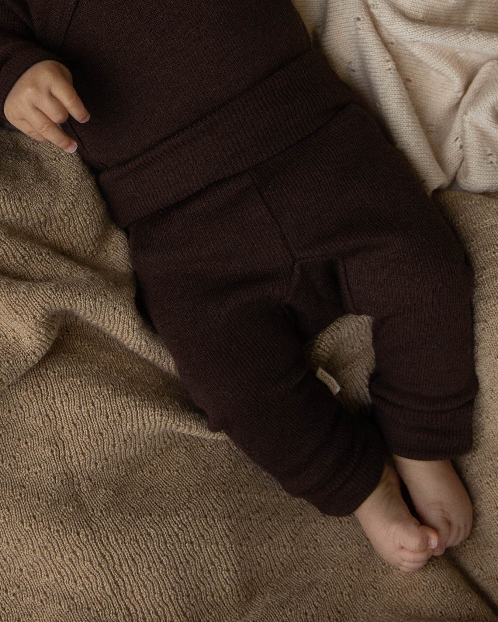 Unaduna baby broekje kladdkaka donker bruin wol ©UNADUNA_270524