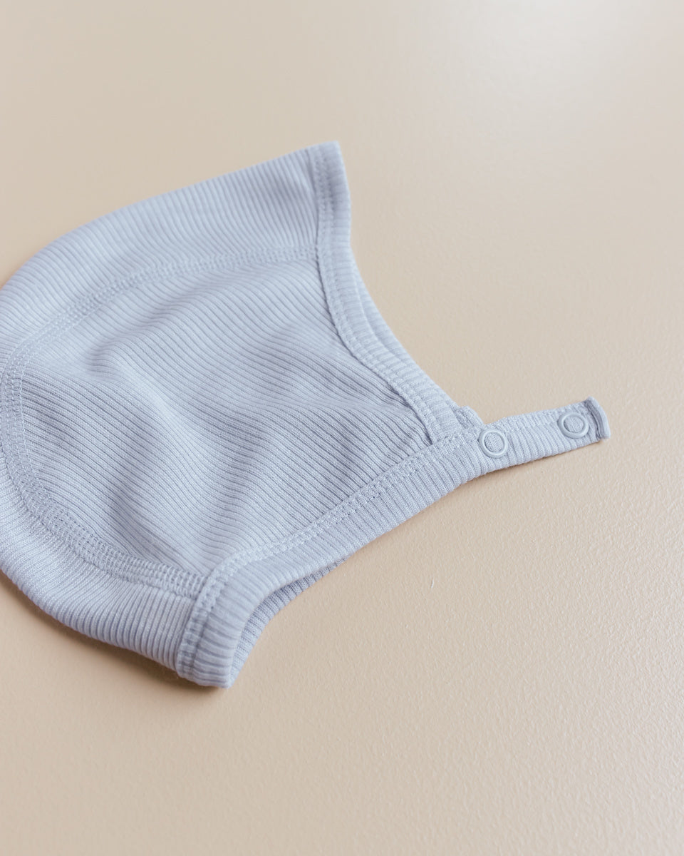 unaduna baby mutsje met drukknoopjes licht blauw blue bird