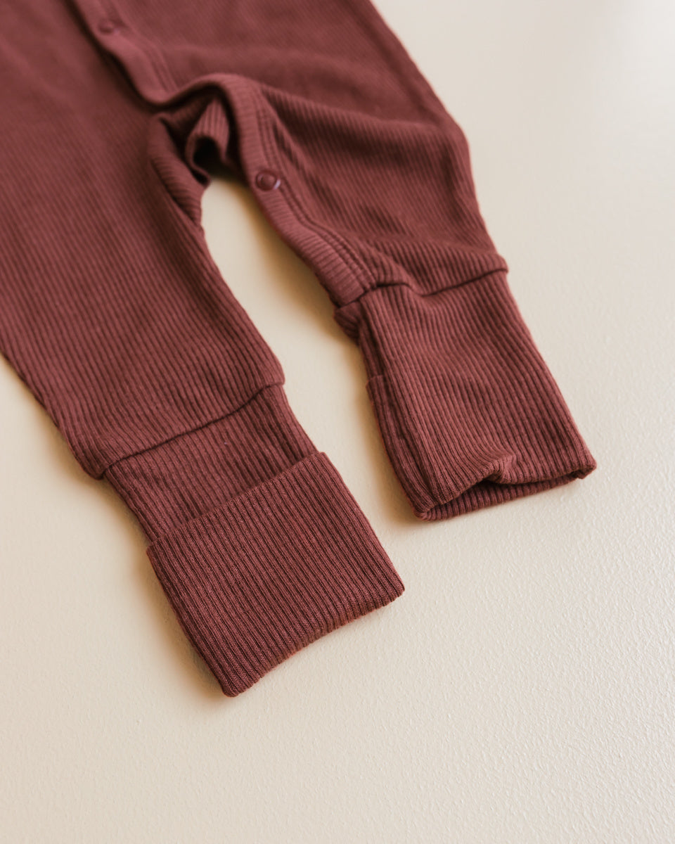 unaduna-jumpsuit-tiny-rib-henna-dune-voetjes