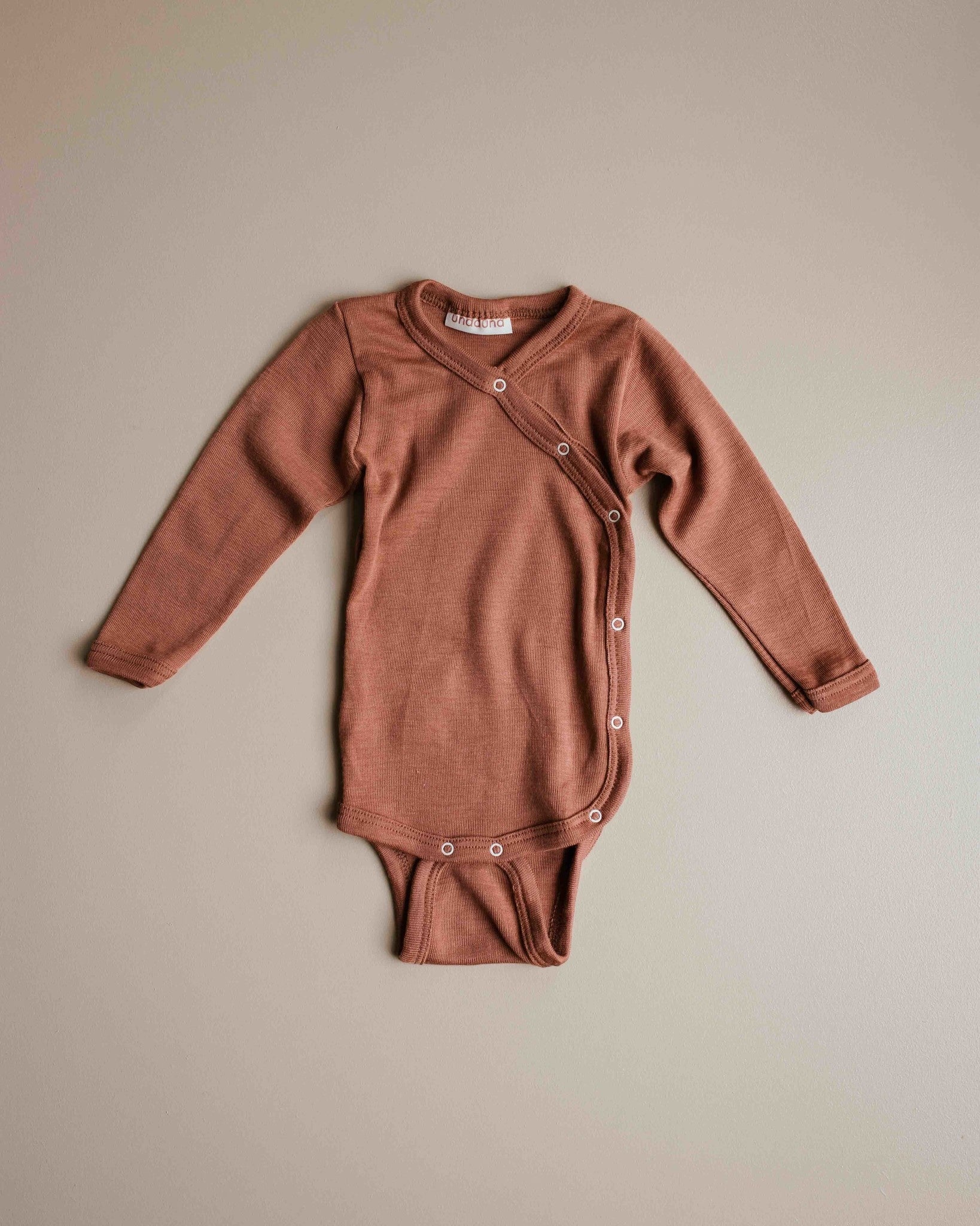 unaduna-sienna-clay-wikkelrompertje-baby-wolzijde